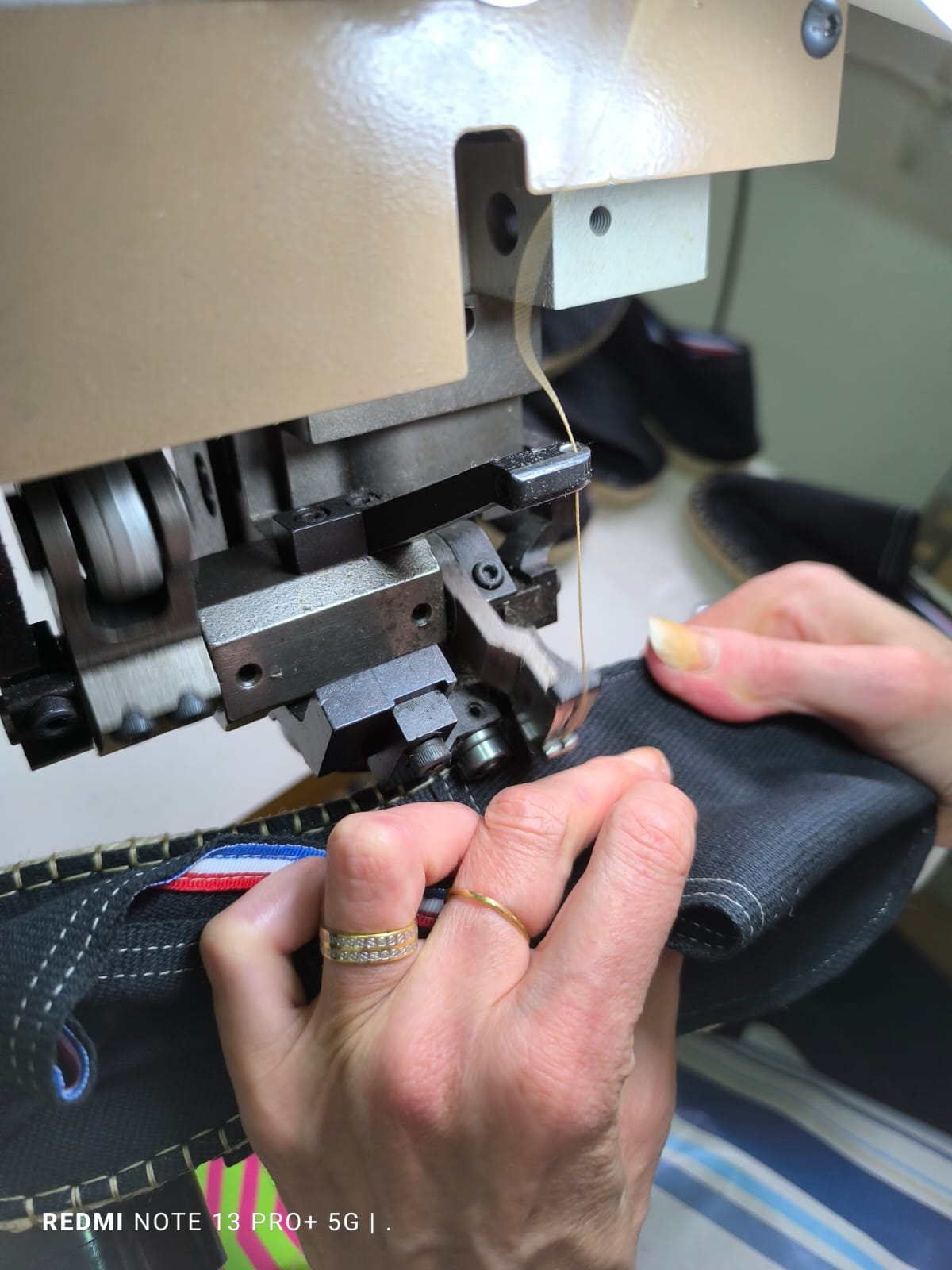Couture de la semelle à la machine — atelier Arsène