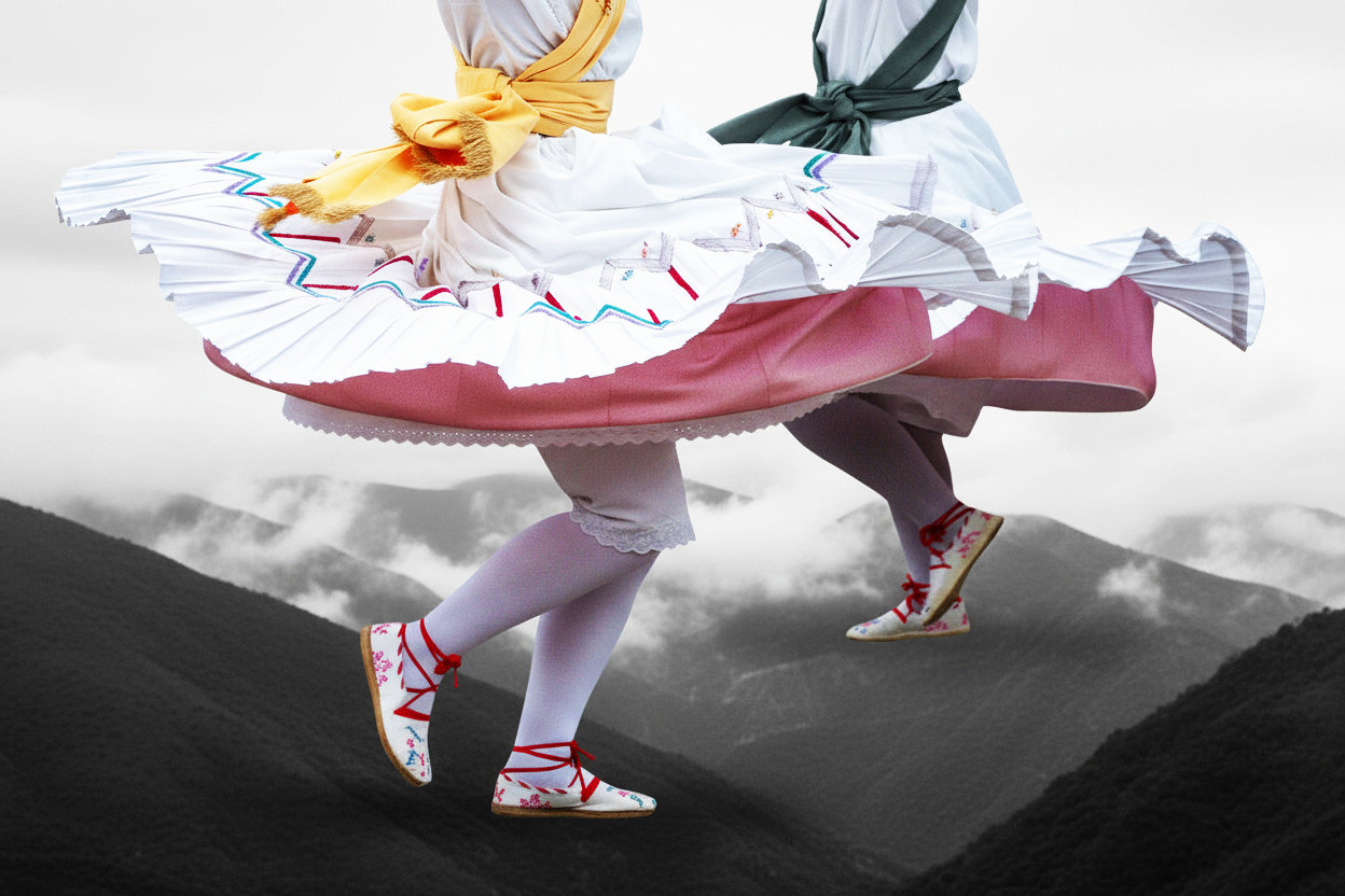 Danseuses d'Euskal Dantza en mouvement portant l'espadrille de danse Arsène, dans les montagnes basques