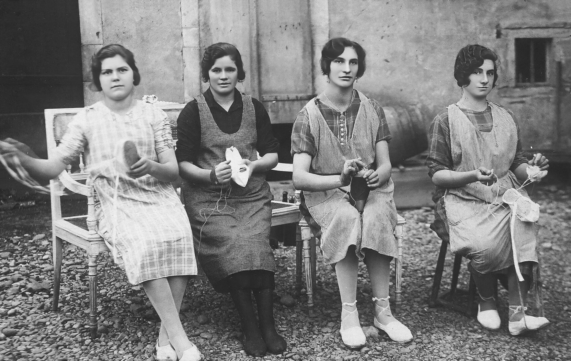 Jeunes ouvrières cousant des espadrilles à Mauléon