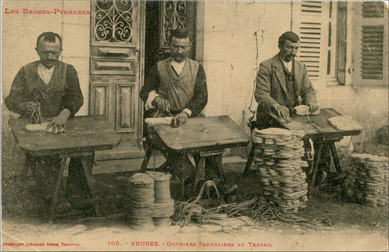 Ouvriers sandaliers au travail dans les Basses-Pyrénées