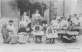 Groupe d'ouvrières sandalières devant les maisons de Mauléon