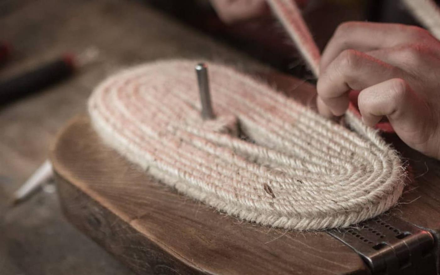 Moulage de la semelle en jute — savoir-faire artisanal